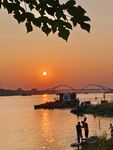 江边夕阳下的悠闲时光