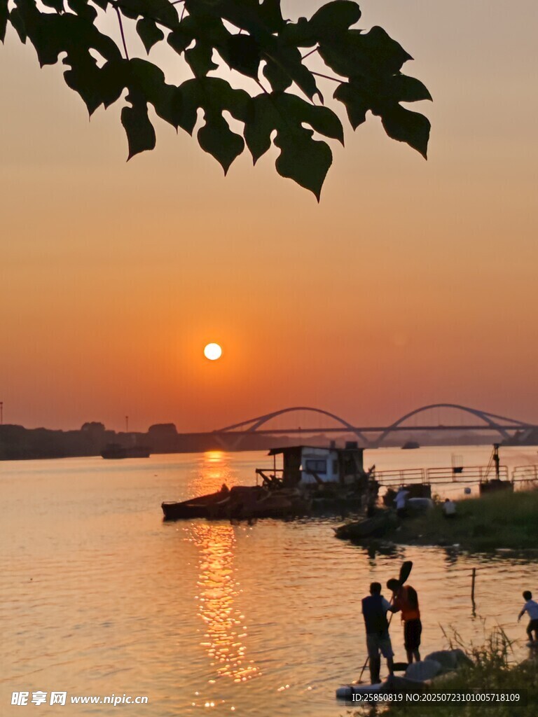 江边夕阳下的悠闲时光