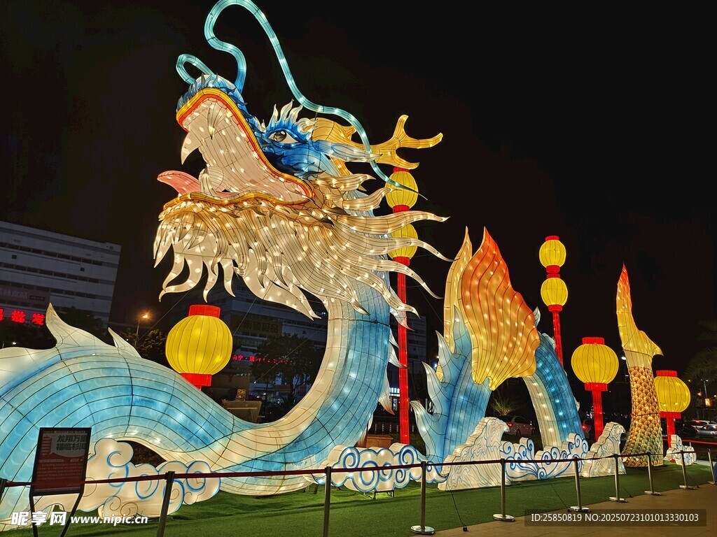 璀璨龙形彩灯点亮夜空