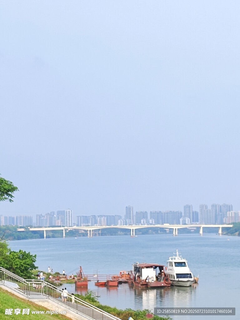 江边美景与船只
