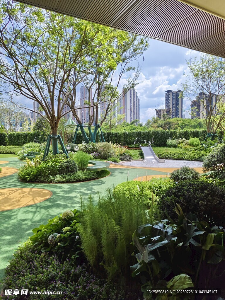 城市中的静谧绿植景观
