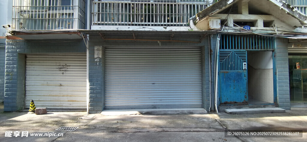 两层住宅的车库与蓝色门