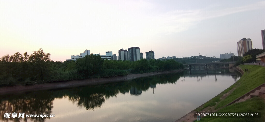 河畔城市风光