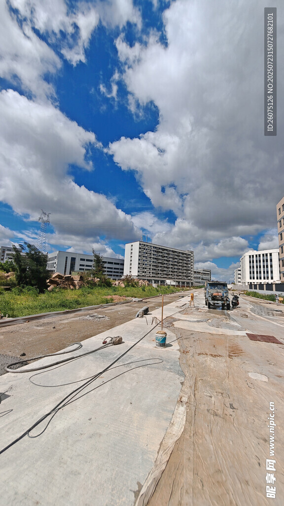 晴空下城市道路施工现场