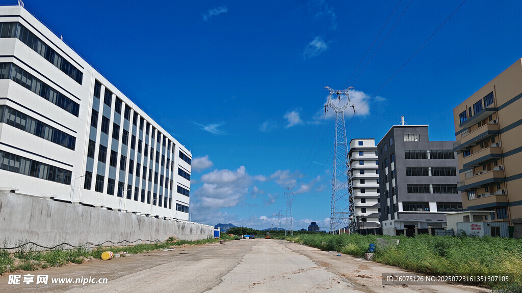 空旷道路旁的现代建筑群