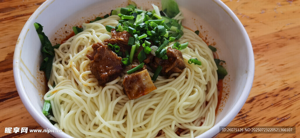 美味葱花牛肉拌面