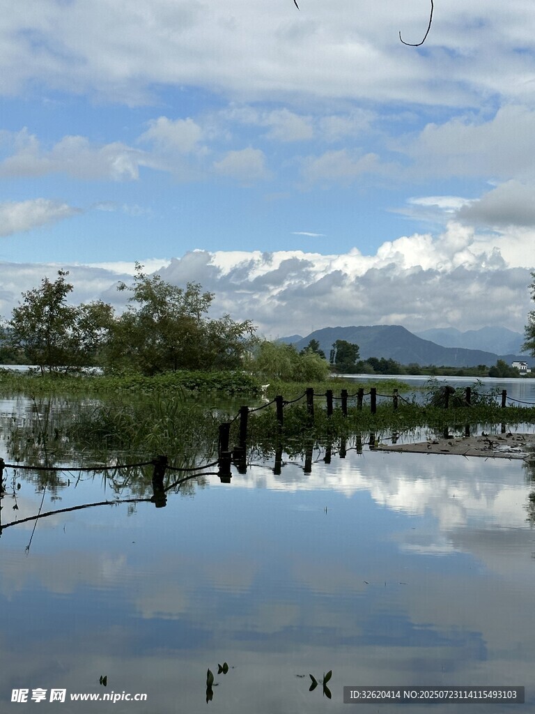 湖畔山水倒影美景如画