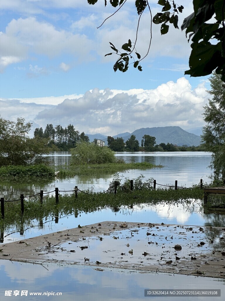 湖畔风光 宁静自然美景
