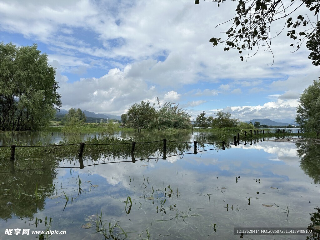 湖畔风光 水面倒映蓝天白云