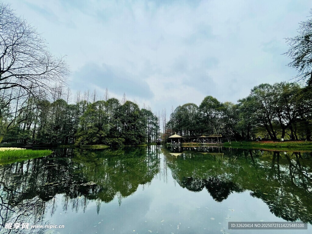 宁静湖畔的自然倒影美景
