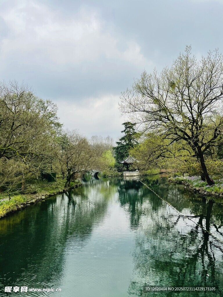 宁静河畔风光
