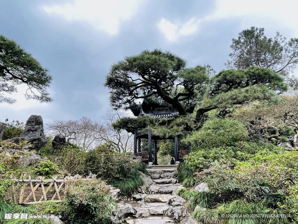 日式园林景观中的古朴小径