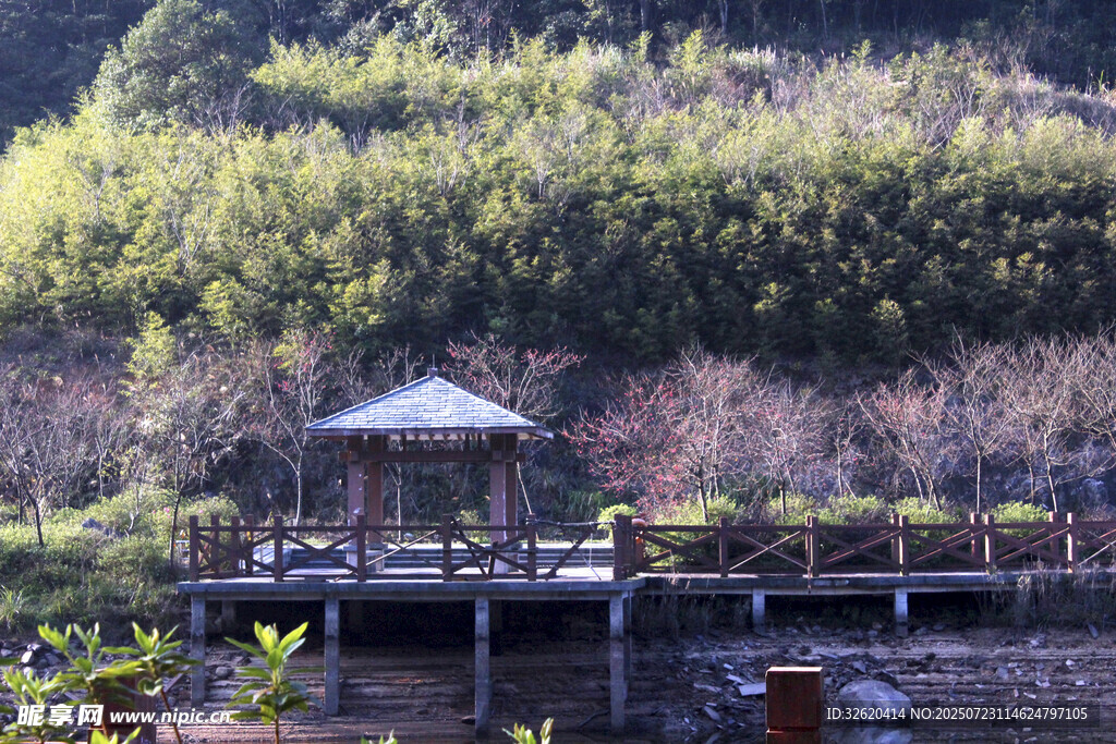湖畔凉亭 山水相依景致美
