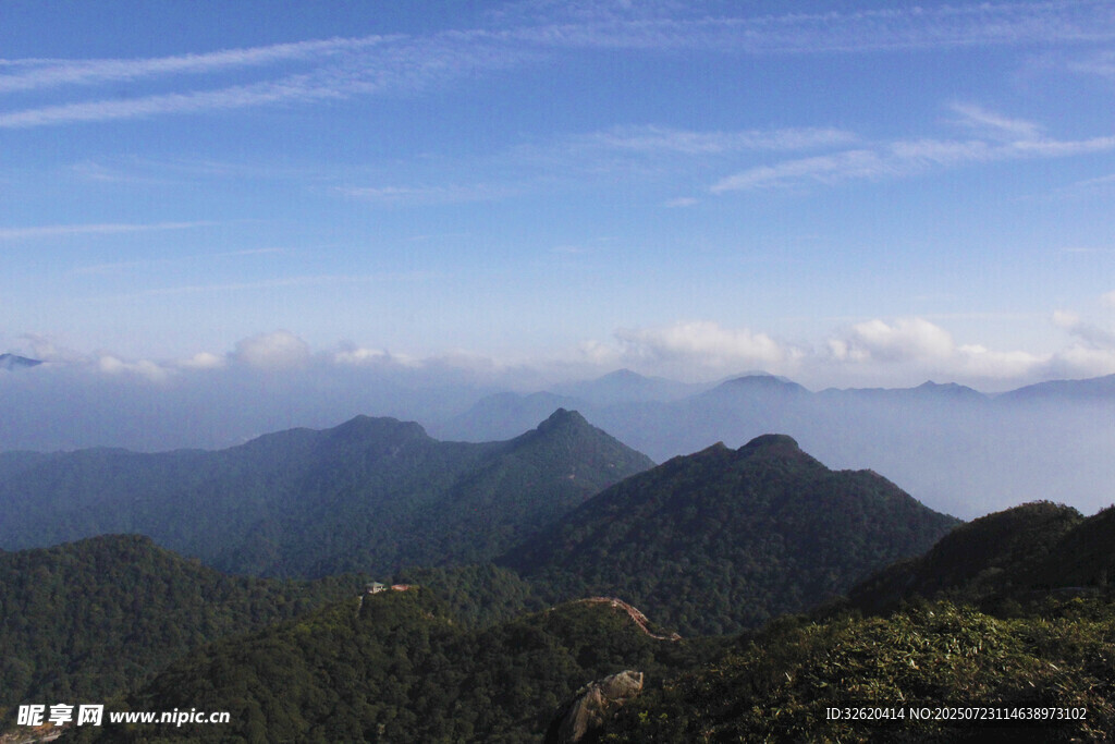 山峦云海美景
