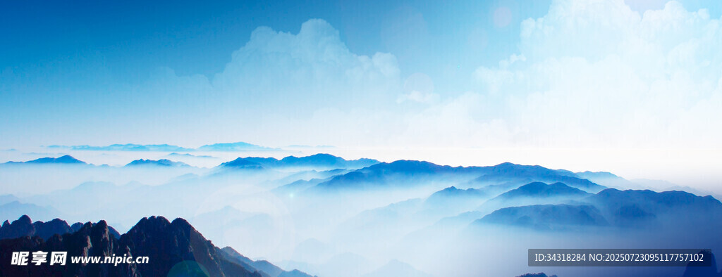 云海中的山峦美景