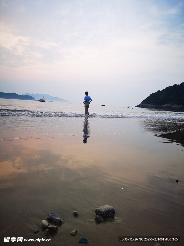 沙滩上的孩童