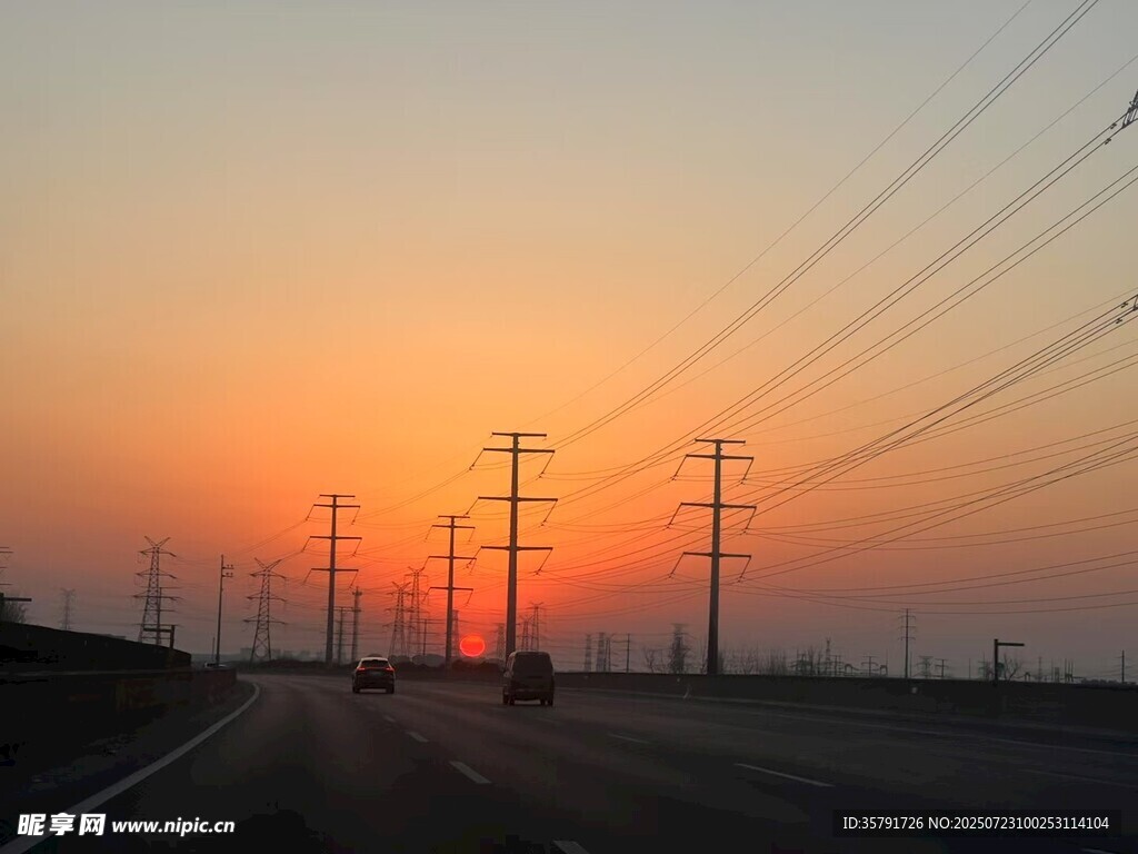 高速上的夕阳