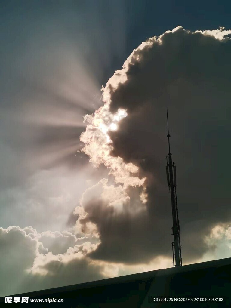 云层下的夕阳