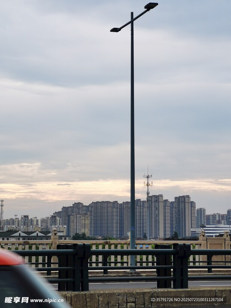 大桥上的路灯