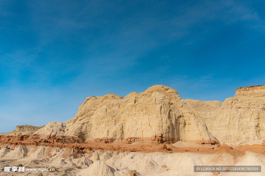 壮丽沙漠山丘景观