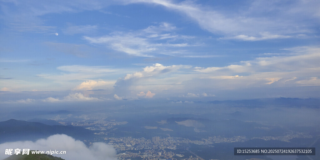 高空俯瞰壮丽云海景观
