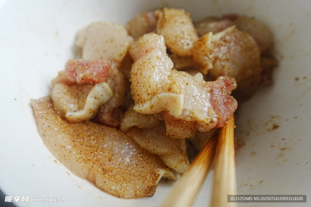 筷子夹着的美味炒肉片