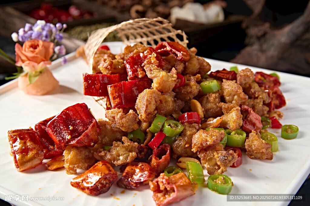 美味宫保鸡丁摆于盘中