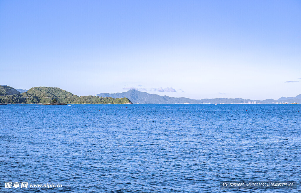 蓝色辽阔海面与远处山峦