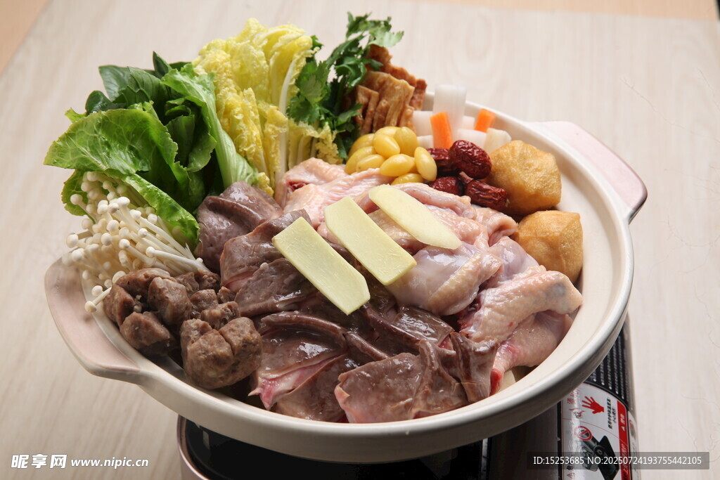 丰盛肉类蔬菜火锅拼盘