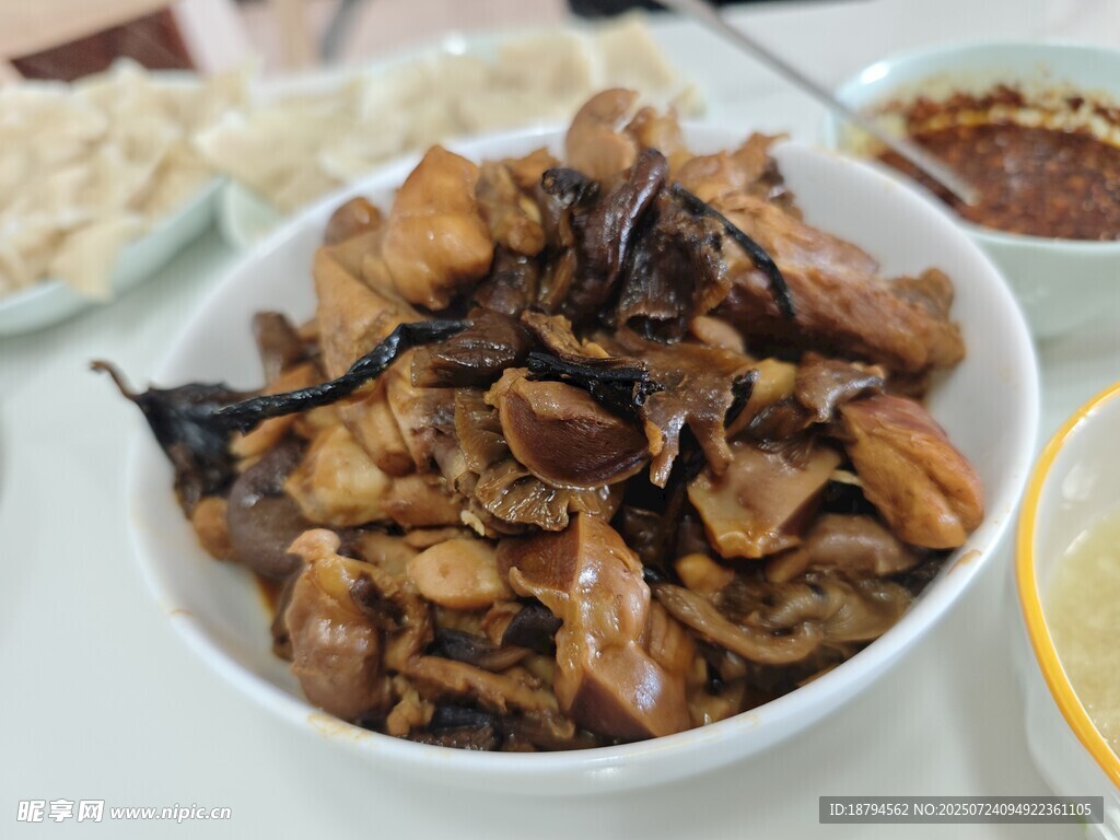 小鸡炖蘑菇