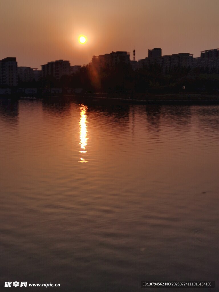 夕阳湖面