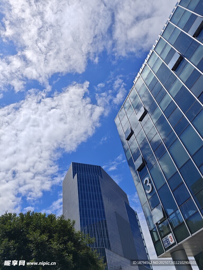 蓝天白云建筑