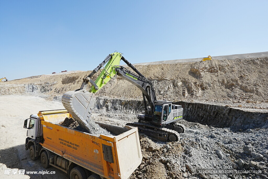 挖掘机为卡车装载建筑材料