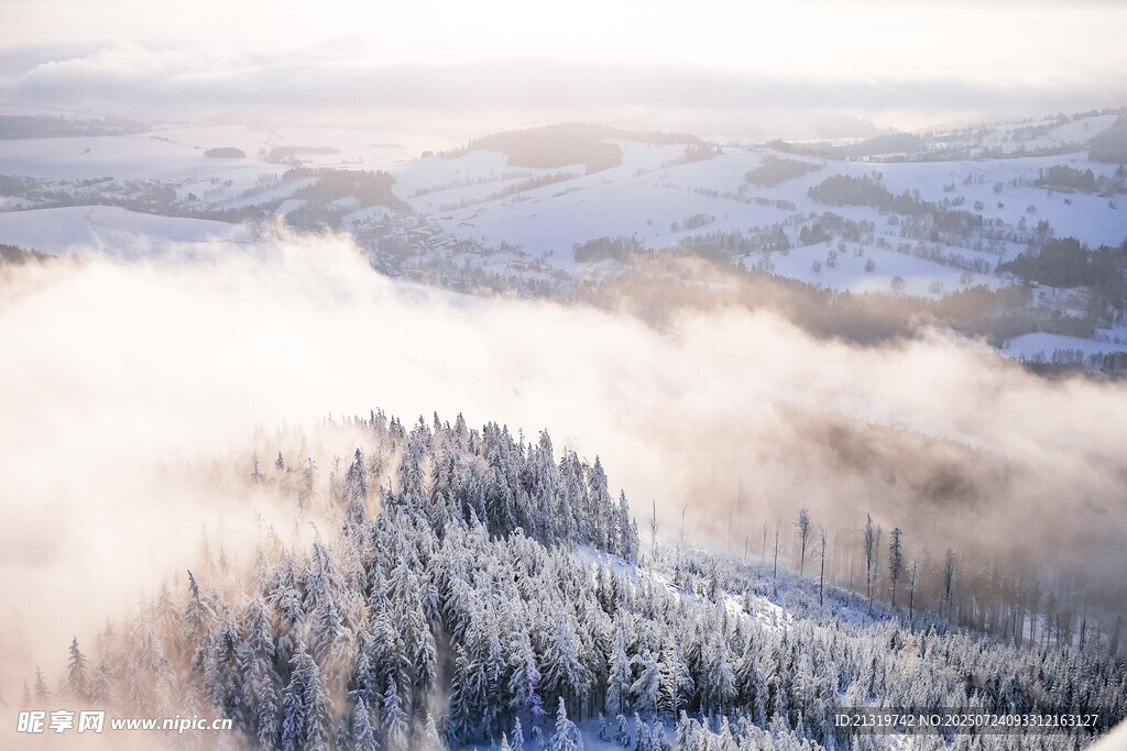 雪覆山林间云雾缭绕美景