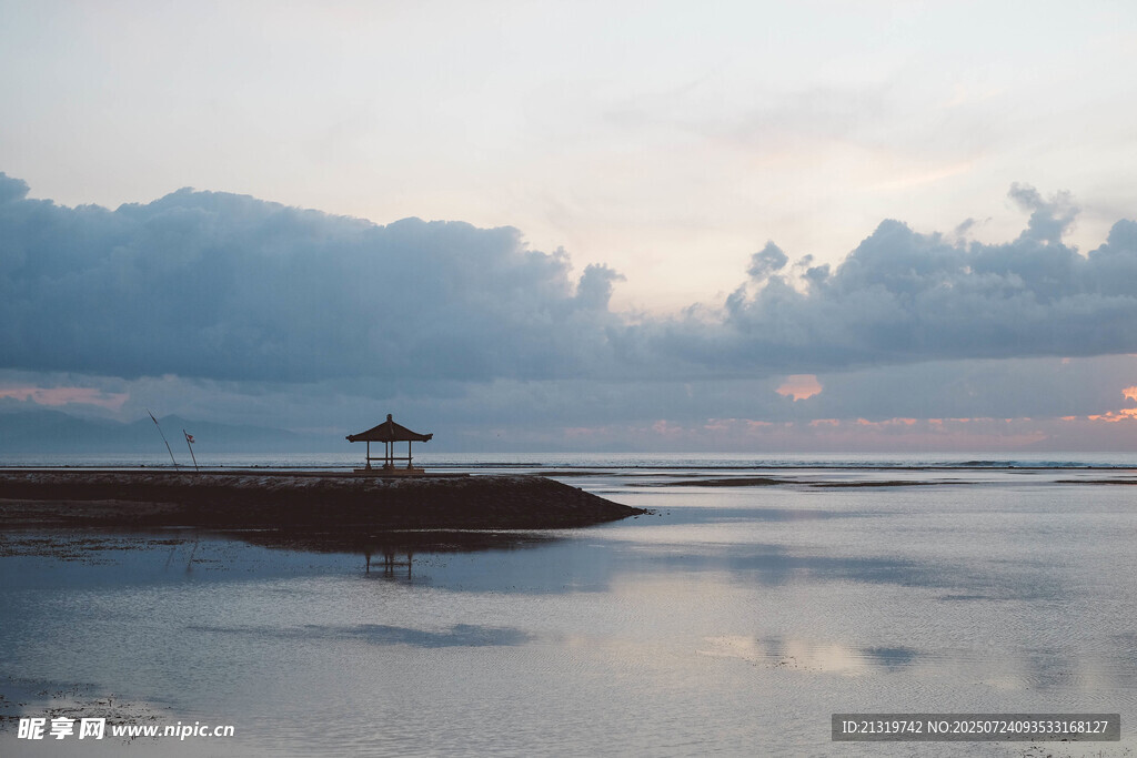 海边孤亭迎日出美景