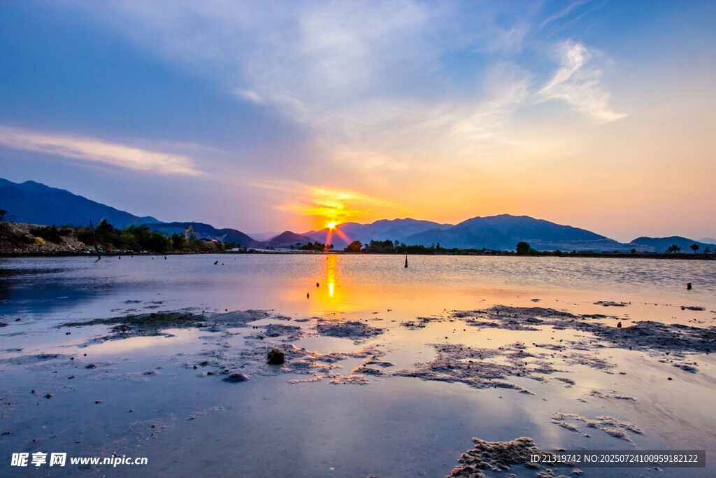夕阳下的宁静山水美景
