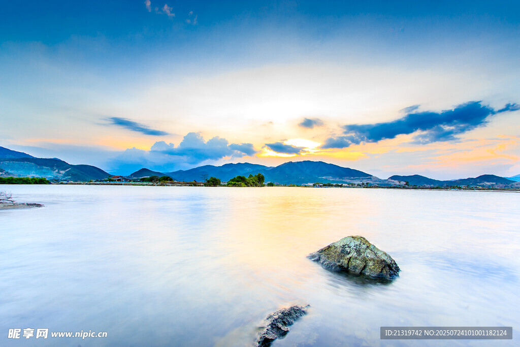 湖畔静景