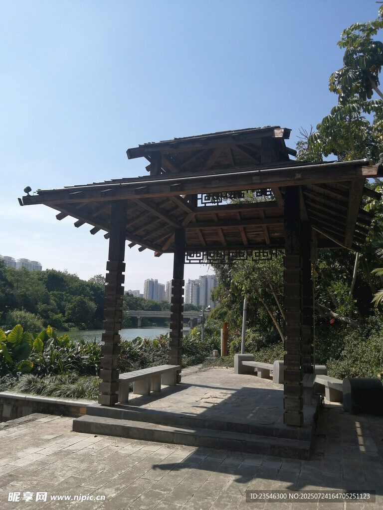 河边的亭子