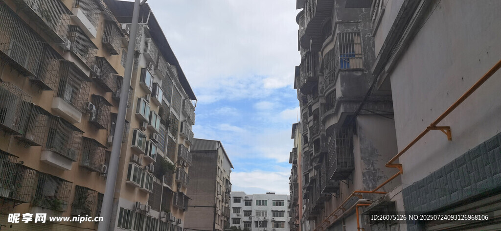狭窄城市巷道景象