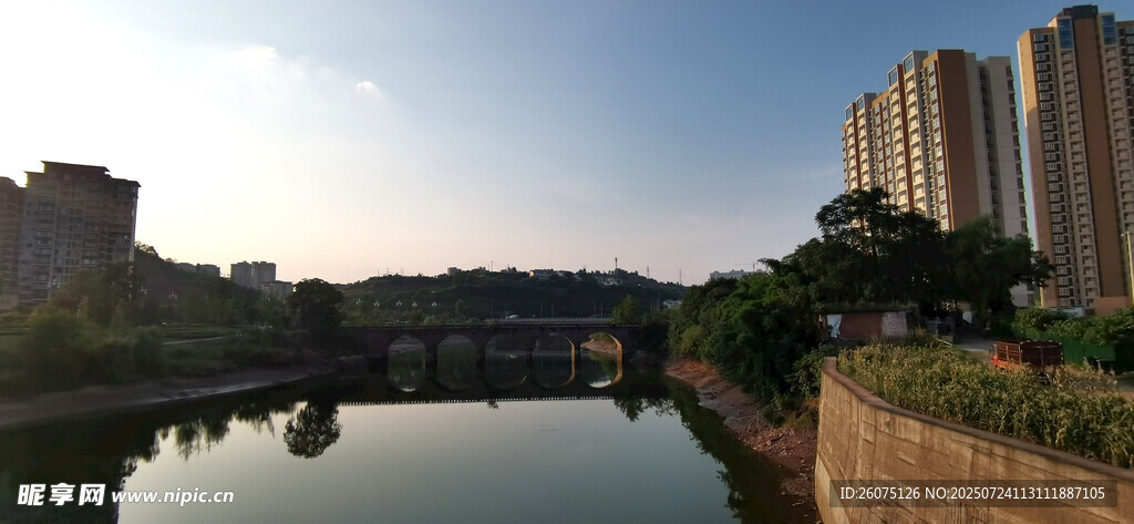 河畔高楼夕照美景
