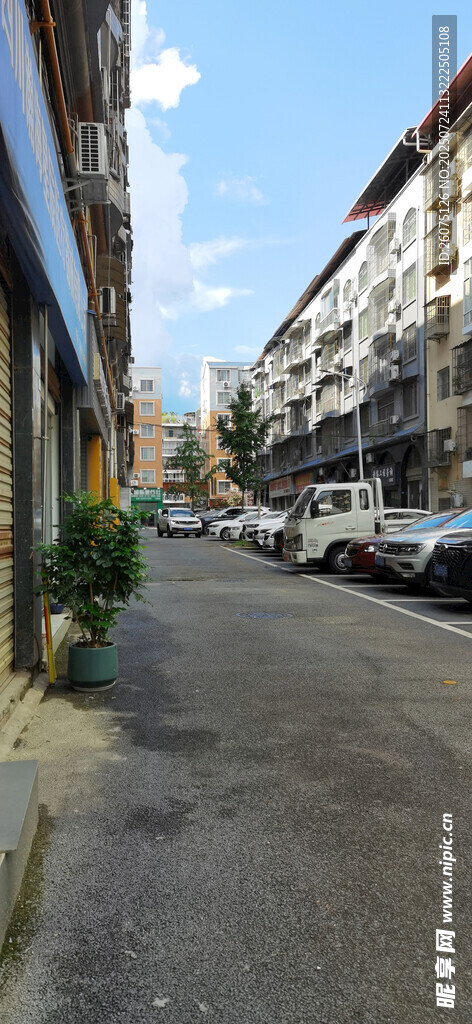 晴空下的城市街道景象