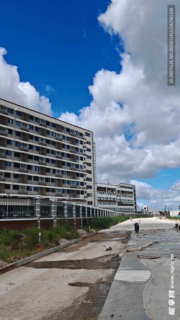 在建公路旁的现代建筑