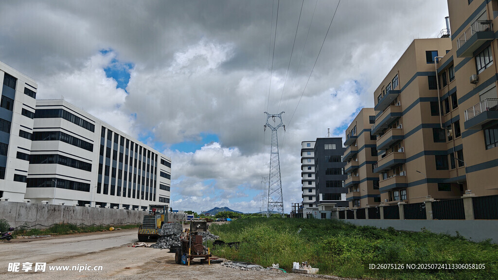 乌云下城市在建楼盘与开阔草地