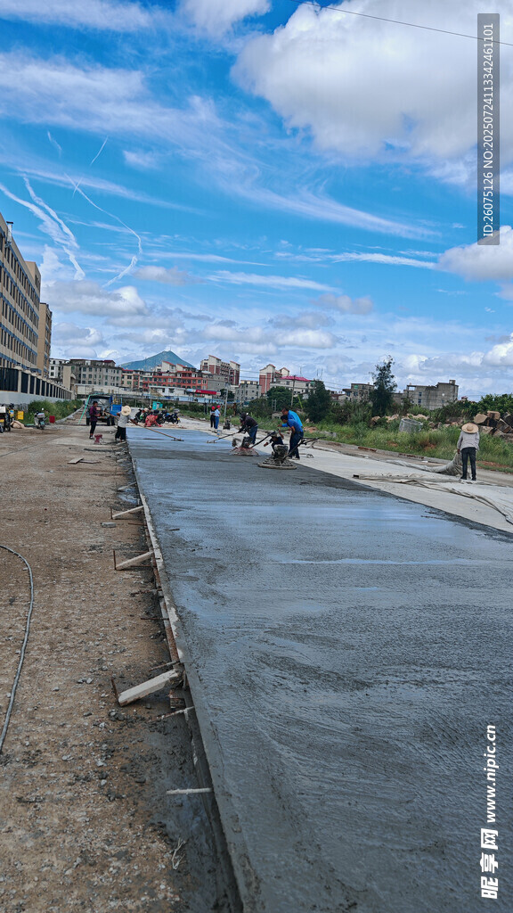 道路施工现场的忙碌景象