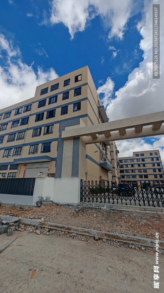 在建工地旁现代风格多层建筑外观
