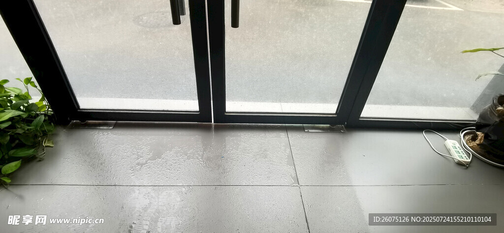 暴雨中室内地面与玻璃门场景