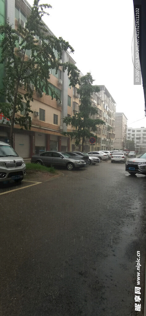 雨天街道上停放的车辆