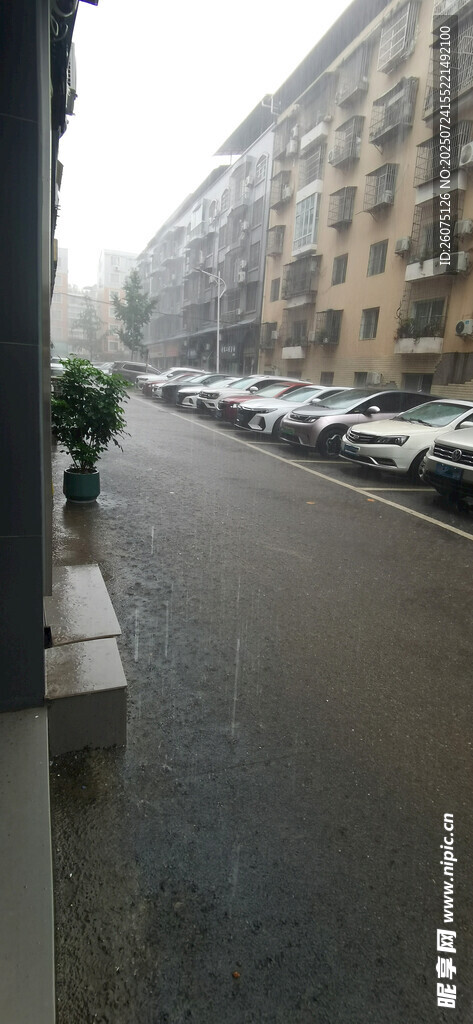 暴雨下街道旁停放整齐的车辆