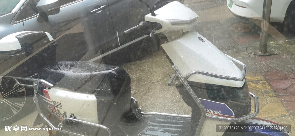 雨中停放的电瓶车