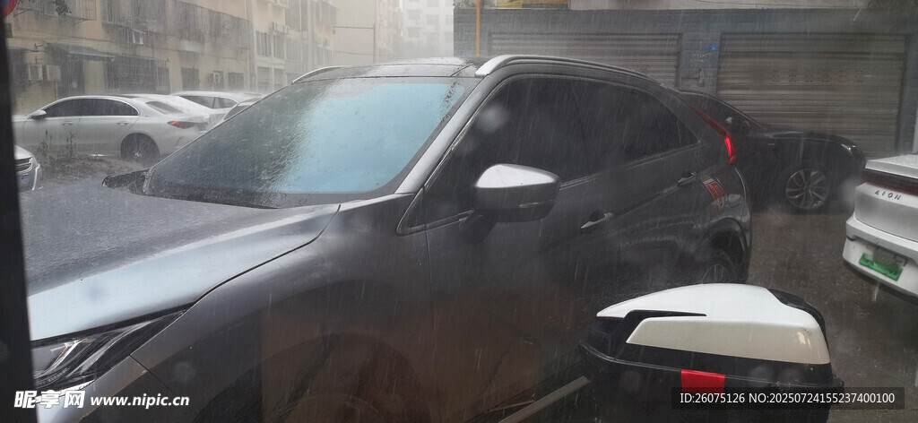 雨中停在路边的车辆